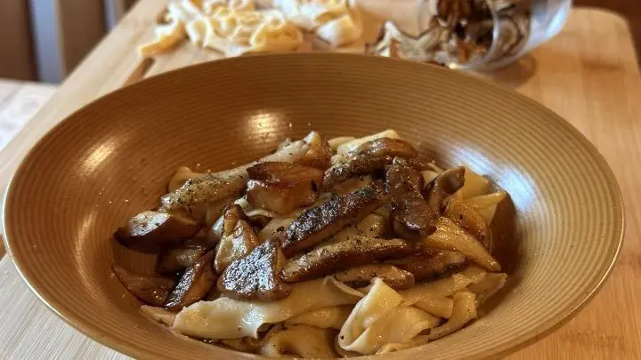 Tagliatelle mit Steinpilzen ist eine herbstliche italienische Speise.