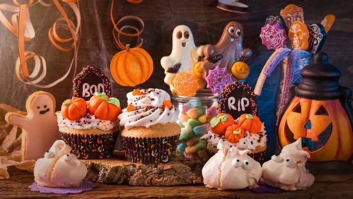 Mit leckerem Fingerfood und Halloween-Süßigkeiten bist du für schaurige Horrorfilme und Gruselgeschichten bestens gewappnet.