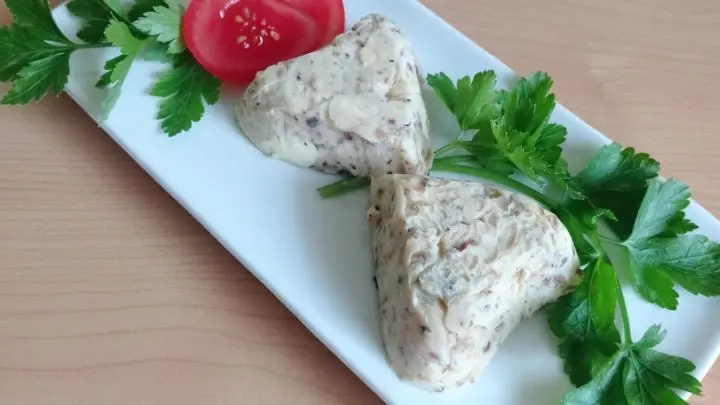 Die gekühlte Sardellenbutter wird aus den Formen gelöst und zur Selbstbedienung auf den Tisch gestellt.