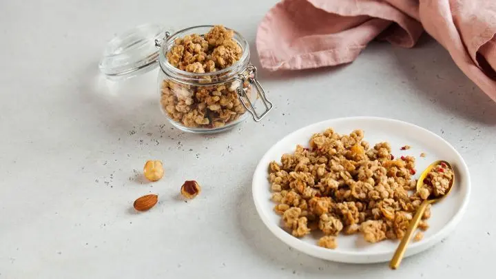 Bereite dein eigenes knuspriges Granola schnell und einfach zu! Genieße es mit Joghurt, Salat oder als Snack. Probiere es jetzt aus!