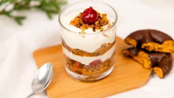 Tiramisu mit Lebkuchen im Glas, geschichtet mit Creme und Kirschen.