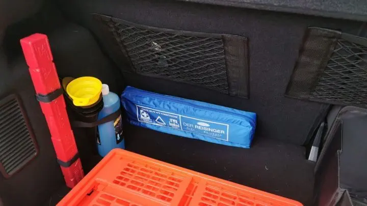 Halte dein Auto sauber und gut organisiert mit diesen Pflegetipps für innen und außen. Sichere dir mehr Komfort für unterwegs.