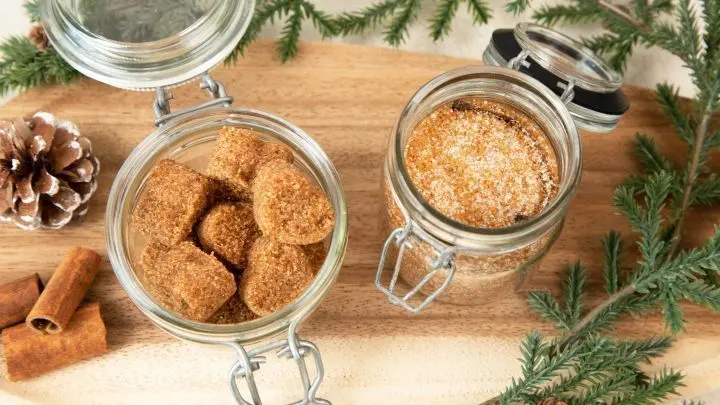 Serviere den Weihnachtszucker lose oder in Würfelform auf der Kaffeetafel.