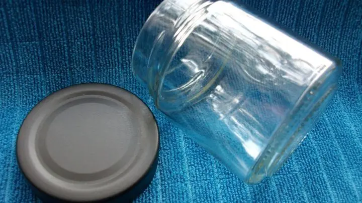 Entferne hartnäckige Klebereste von Etiketten mit Speiseöl! Probiere diesen einfachen Tipp aus, um deine Gläser schnell sauber zu bekommen.