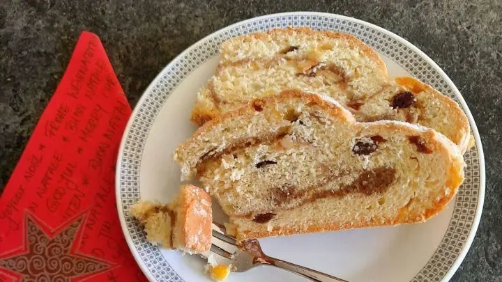 Probier mal diesen saftigen Christstollen mit köstlicher Walnussfüllung. Einfach perfekt für die Adventszeit.