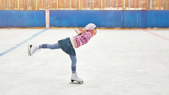 Warum gleitet diese kleine Eisläuferin mühelos über das Eis? Der Artikel erklärt die Entstehung der glatten Eisfläche und das faszinierende Phänomen der Reibungsminderung, welches das Eislaufen überhaupt erst ermöglicht.