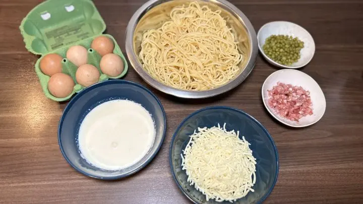 Bereite köstliche Spaghetti-Muffins zu: Die Zutaten sind einfach – Spaghetti, Eier, Sahne, Käse, Erbsen und Schinken. Perfekt als Snack oder Partyidee. Der Artikel zeigt Dir, wie du diese Leckerei ganz leicht selbst machen kannst.