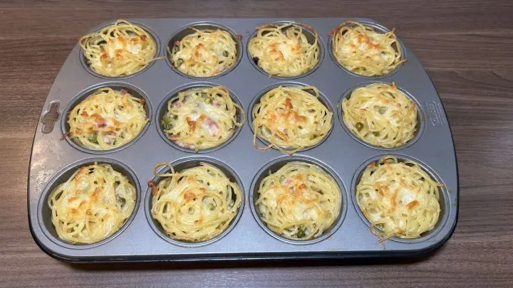 Tadaaa! Nach ungefähr 20 Minuten sind deine Spaghetti-Muffins fertig und können aus dem Ofen geholt werden. Lasse dir dabei von einem Erwachsenen helfen. Und jetzt wünsche ich dir einen guten Appetit!