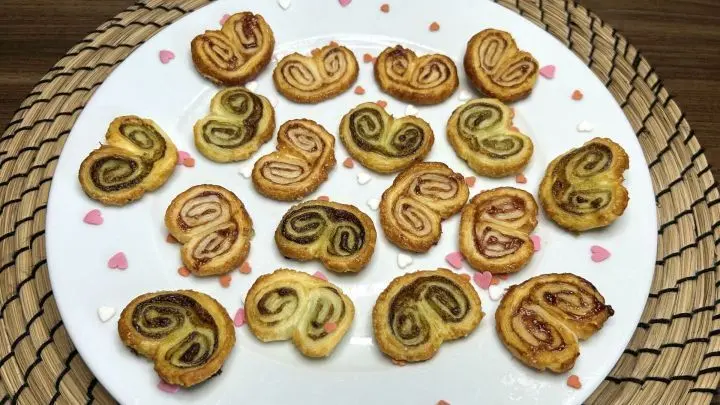 Perfekt zum Naschen an Valentinstag: Backe dir leckere Blätterteigherzen aus der Heißluftfritteuse. Geht noch viel schneller als im Backofen!