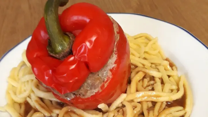 Dieses Rezept vereint leckere Spätzle mit gefüllter Paprika und macht dabei auch noch richtig satt!