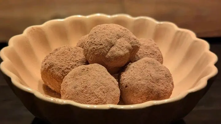 Kreiere köstliche, gefüllte Schokokugeln aus deinen Mandelmilch-Resten – einfach, schnell gemacht und ein superleckerer Snack!