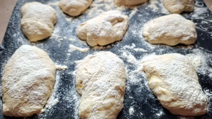 Der wolkenleichte Teig sorgt durch die lange Gehzeit für wunderbare Frühstücksbrötchen. Es entsteht eine tolle Kruste.