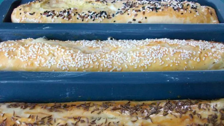 Verwandle Hefeteigreste in köstliche Baguettes mit Käse und Schinken oder individueller Füllung.