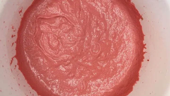 Sieht diese Farbe nicht einfach wunderschön aus? Und die pinke Soße ist so einfach zubereitet!