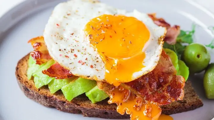 Herzhaft & lecker: In wenigen Minuten zauberst du dir ein Frühstück, das satt und glücklich macht –  Sieh dir das Rezept an!