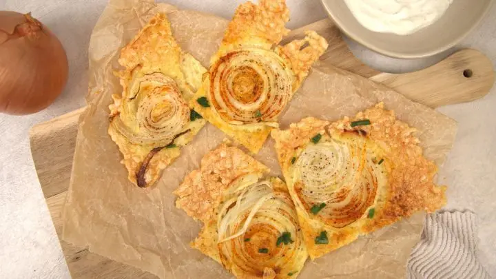 Schnelles und einfaches Fingerfood-Rezept gefällig? Für diese Käse-Zwiebel-Chips brauchst du nur 2 Zutaten. Jetzt nachmachen und genießen!