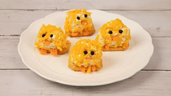 Mach dein Osterbuffet besonders mit niedlichen, schnell und einfach zubereiteten Frischkäse-Küken-Bällchen!