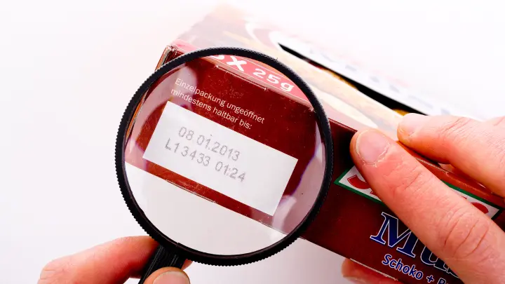 So lange sind Lebensmittel nach Ablauf des Mindesthaltbarkeitsdatums noch gut. ✅ Spare Geld & verschwende weniger - mit Tabelle: Jetzt lesen!