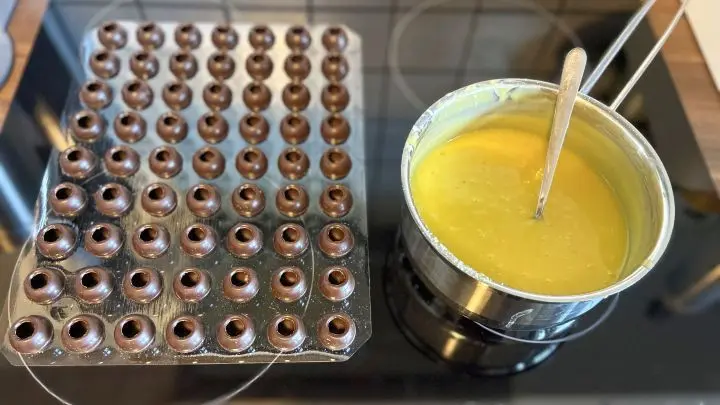 Die fertigen Hohlkörper gibt es meistens in solchen Trays, in denen jeweils 63 Stück drin sind. Es gibt sie natürlich auch mit Vollmilch- oder weißer Kuvertüre.