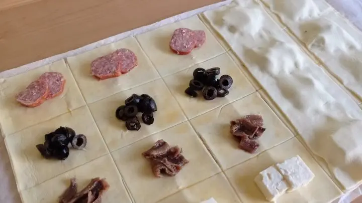 Mit diesem vorbereiteten Blätterteig kannst du im Handumdrehen würzige Häppchen zaubern – siehe Tipp für leckere Varianten.