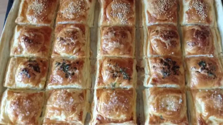 Mit diesem Rezept werden aus Blätterteig, Feta, Oliven, Anchovis und Salami würzige Häppchen für deine nächste Party vorbereitet.