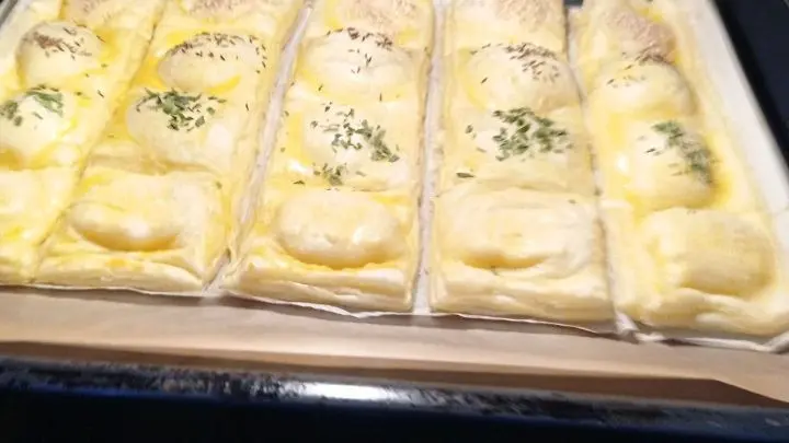 Würzige Blätterteig-Häppchen frisch im Ofen – so gelingen dir schnelle, aromatische Snacks wie im Rezept beschrieben.