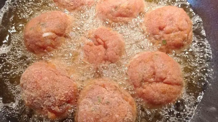 Im vorab erhitzten Frittierfett werden die Hackfleischbällchen dann rundum hellbraun gebacken. 