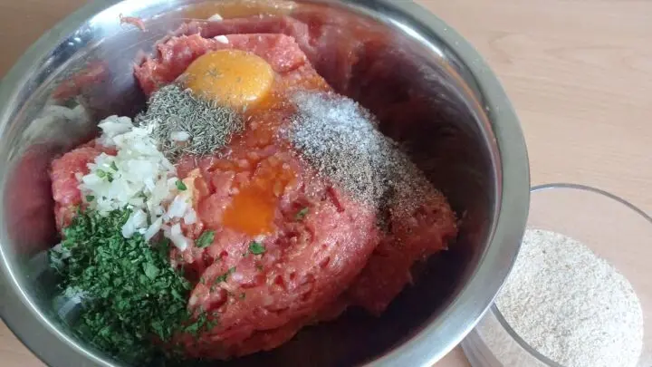 Das Hackfleisch wird mit den benannten Zutaten gut gemischt und bis zur weiteren Verarbeitung kühl gestellt.