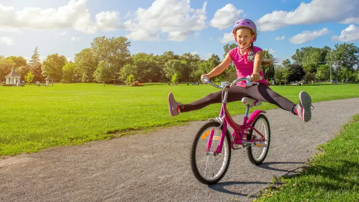 Was das Beste am Fahrrad fahren ist? Na klar, der Fahrtwind! Natürlich nur ein kleiner Scherz. Aber er fühlt sich schon echt toll an, oder?