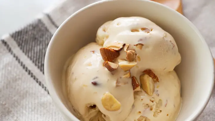 Veganes Vanilleeis kannst du ohne Eismaschine schnell selber machen: ohne Sahne, Zucker, Eier oder Zusatzstoffen ✓ Jetzt Rezept lesen!
