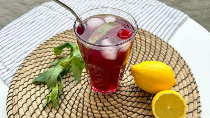 Perfekt, wenn du es schön fruchtig magst: Der Himbeer-Eistee wird aus Hagebuttentee und selbstgemachtem Himbeersirup gezaubert. Koffeinfrei & mega lecker!