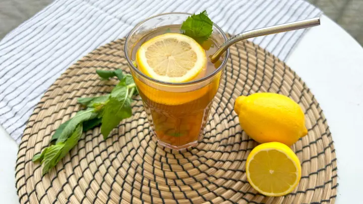 Sauer macht lustig! Dieser selbst gemachte Zitronen-Eistee kommt prima ohne Zucker aus und schmeckt schön säuerlich-frisch.