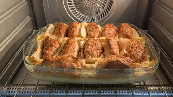 Die Auflaufform in den Backofen geben und backen nach angegebener Zeit.