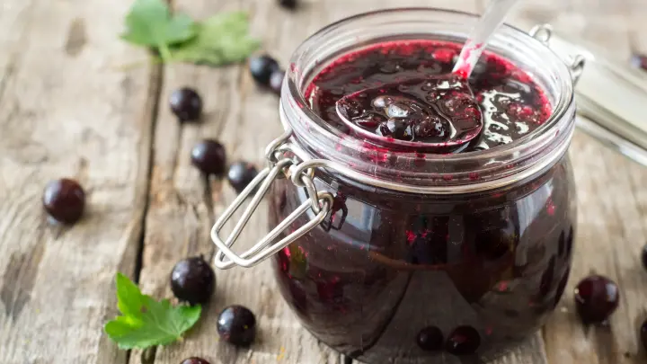 Du möchtest ganz auf Zucker verzichten? Dann koche deine Marmelade mit etwas Agar-Agar oder dem Kerngehäuse eines Apfels.
