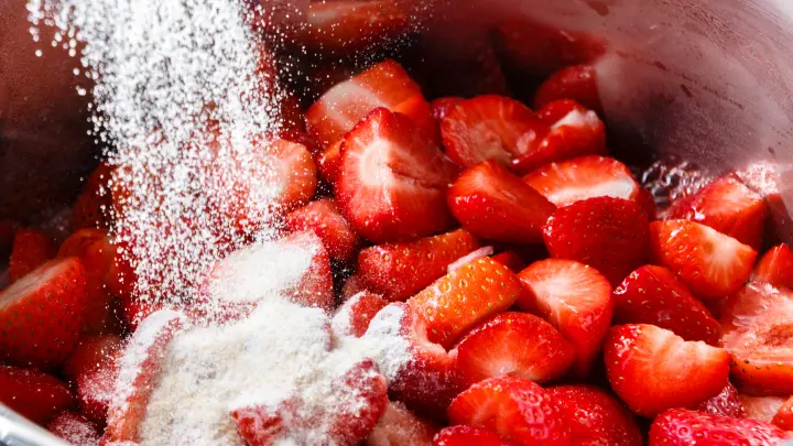 Mit Gelierzucker kochst du deine Marmelade noch schneller. Du kannst aber auch normalen Zucker verwenden.