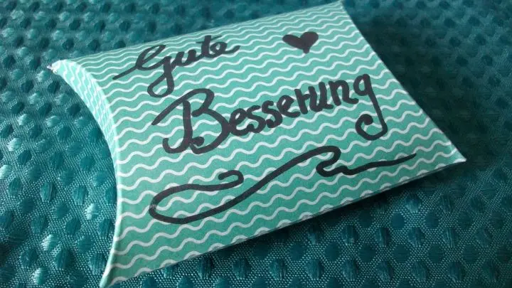 Die Bonbon-Schachteln kann man nun entweder neutral lassen, oder aber auch mit freundlichen Wünschen oder Grüßen beschriften.