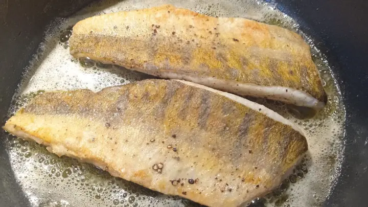 In einer passenden Pfanne wird das Butterschmalz zerlassen und die Filets werden von beiden Seiten hellbraun gebacken. 