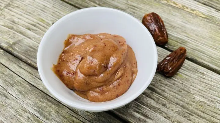 Mit diesem Rezept verwandelst du Datteln in ein cremiges Dattelmus – perfekt als natürliche Süße fürs Frühstück oder zum Backen.