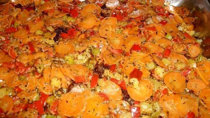 Paprika, Zucchini und Möhrengemüse in etwas Olivenöl anbraten, mit Bohnenkraut, Salz, Pfeffer und ebenfalls zum Auflauf schichten.