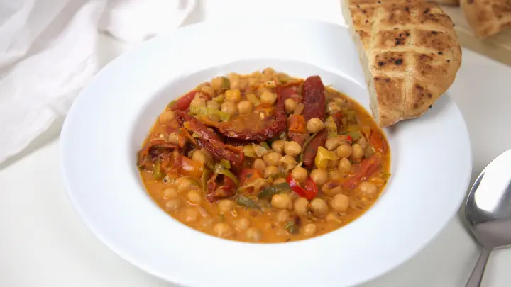 Cremig, würzig, blitzschnell: Dieses One-Pot-Gericht mit Kichererbsen wird dein neues Soulfood – neugierig?