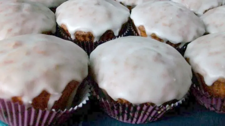 Saftige Rüebli-Muffins treffen frische Zitronenglasur – das schnelle Rezept für die Oster-Kaffeetafel.