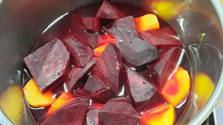 Die große Knolle Rote Bete wurde geschält und in Stücke geschnitten, zusammen mit Kartoffeln.