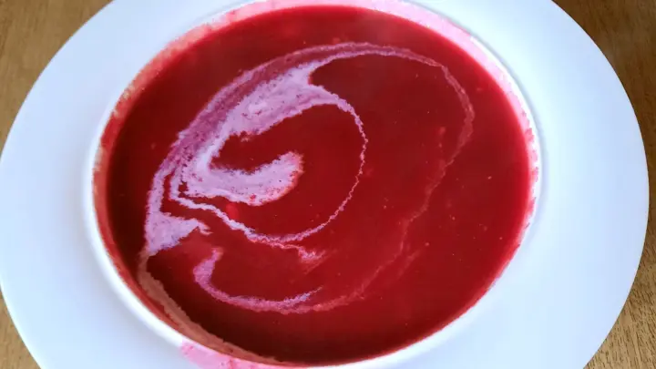 Bei diesem Teller Rote-Bete-Suppe sorgte etwas Schmand für eine appetitliche Marmorierung.