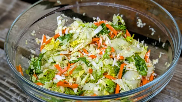 Frischer, gemischter Krautsalat mit Römersalat, Gurke & Möhren – knackig, abwechslungsreich und einfach zuzubereiten!