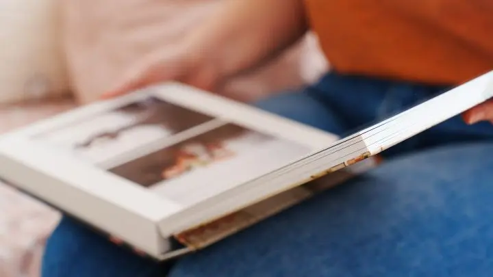 Fotogeschenke, wie Fotoalben, kommen immer gut an und zeigen, dass du dir Mühe gegeben hast.