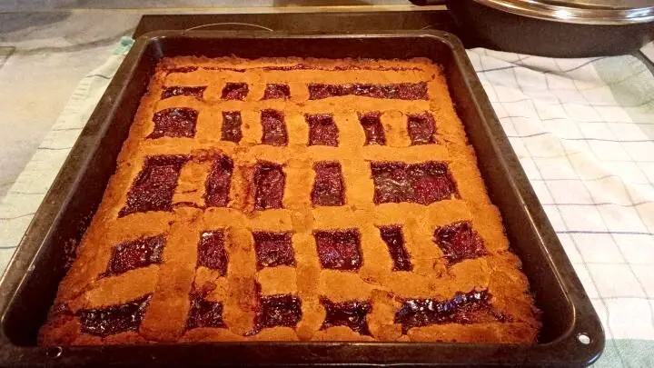 Nach 25-minütiger Backzeit kann ich meine Linzer Streifen aus dem Ofen nehmen und lasse sie 1 Minute abkühlen. Nach 25-minütiger Backzeit kann ich meine Linzer Streifen aus dem Ofen nehmen und lasse sie 1 Minute abkühlen.