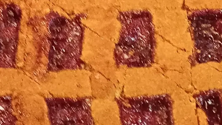 Mit einem spitzen und scharfem Messer schneide ich sie zuerst senkrecht ein und dann diagonal. Mit einem spitzen und scharfem Messer schneide ich sie zuerst senkrecht ein und dann diagonal.