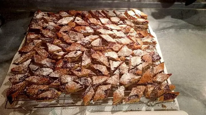 Es sind an die 110 Linzer Streifen geworden. Ich lasse sie jetzt auf dem Kuchengitter über Nacht abkühlen und dann kommen in eine Dose. Es sind an die 110 Linzer Streifen geworden. Ich lasse sie jetzt auf dem Kuchengitter über Nacht abkühlen und dann kommen in eine Dose.