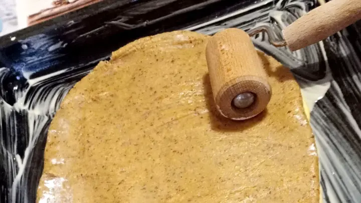 Vorsichtig rolle ich den Teig auf dem Backblech aus, tauche die Teigrolle manchmal im Mehl, damit kein Teig dran haften kann. Vorsichtig rolle ich den Teig auf dem Backblech aus, tauche die Teigrolle manchmal im Mehl, damit kein Teig dran haften kann.