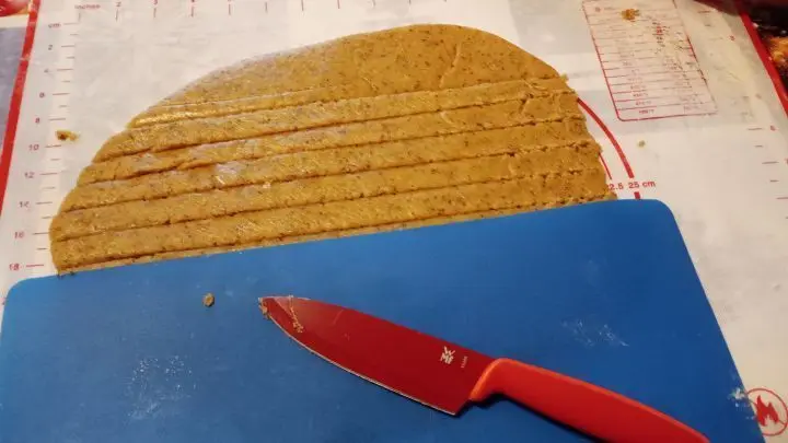 Jetzt rolle ich den Teig, den ich zur Seite gelegt habe, zu einem 31 cm breiten Teig aus, damit ich lange Streifen heraus bekomme. Jetzt rolle ich den Teig, den ich zur Seite gelegt habe, zu einem 31 cm breiten Teig aus, damit ich lange Streifen heraus bekomme.